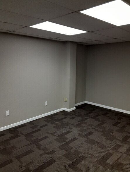 More Photos Of 108 Topeka Dr, Woodway Office Residential For Lease