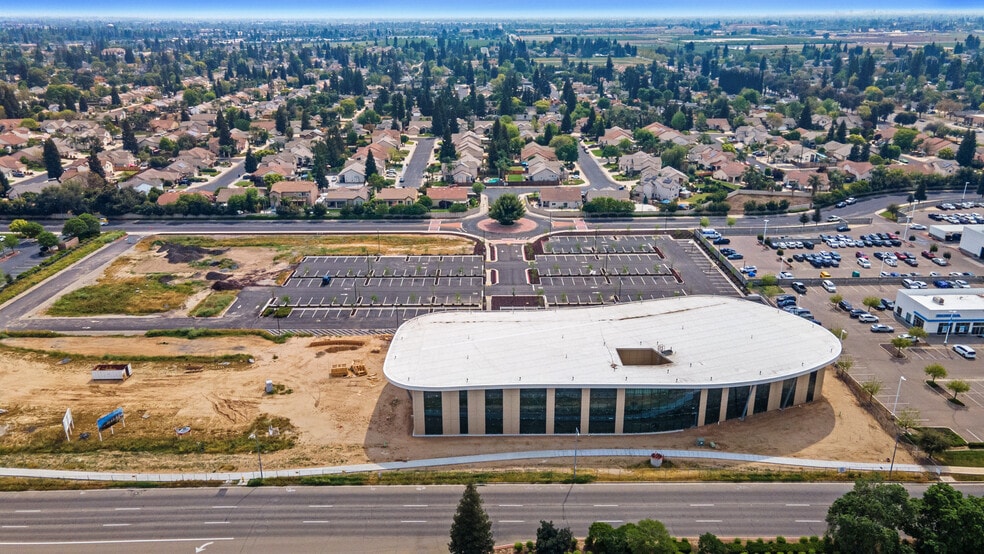 More Photos Of 700 W Herndon Ave, Clovis Unknown For Lease