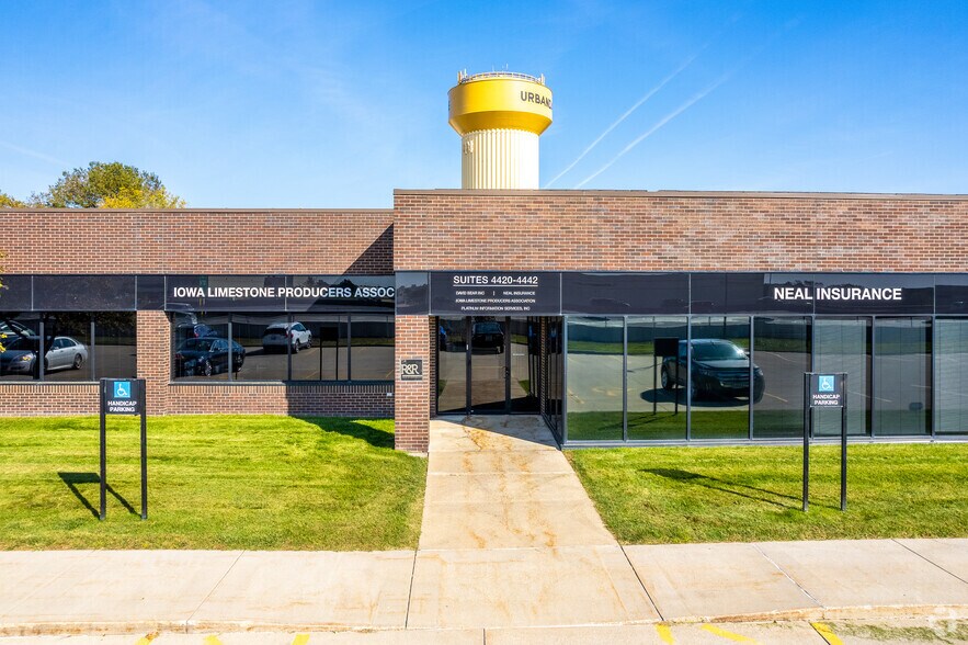 More Photos Of 4400-4498 SW 114th St, Urbandale Flex For Lease