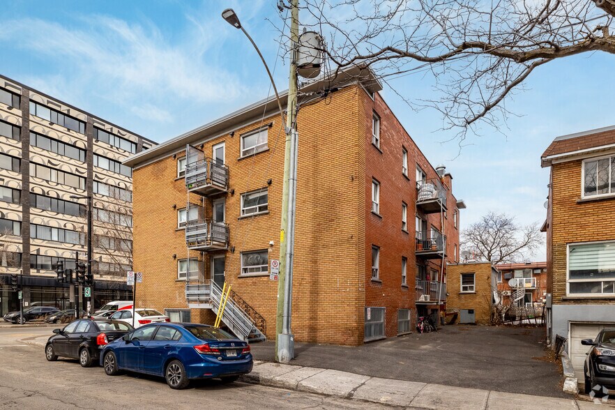 More Photos Of 190 Rue Chabanel O, Montréal Storefront Retail Residential For Lease