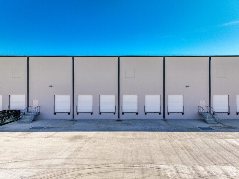 More Photos Of 5930-6010 Eisenhauer Rd, San Antonio Unknown For Lease