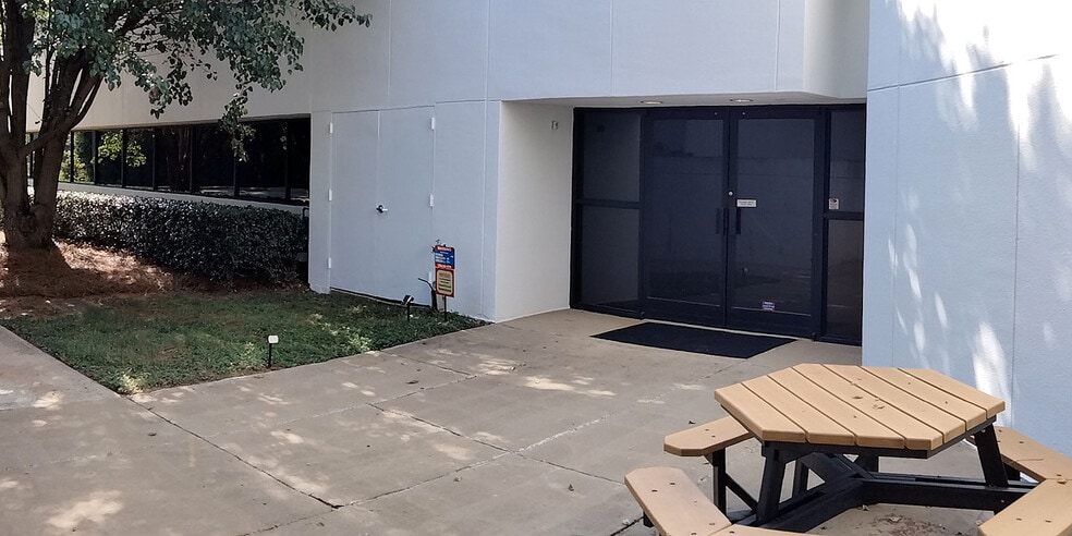 More Photos Of 421 Minuet Ln, Charlotte Office For Lease