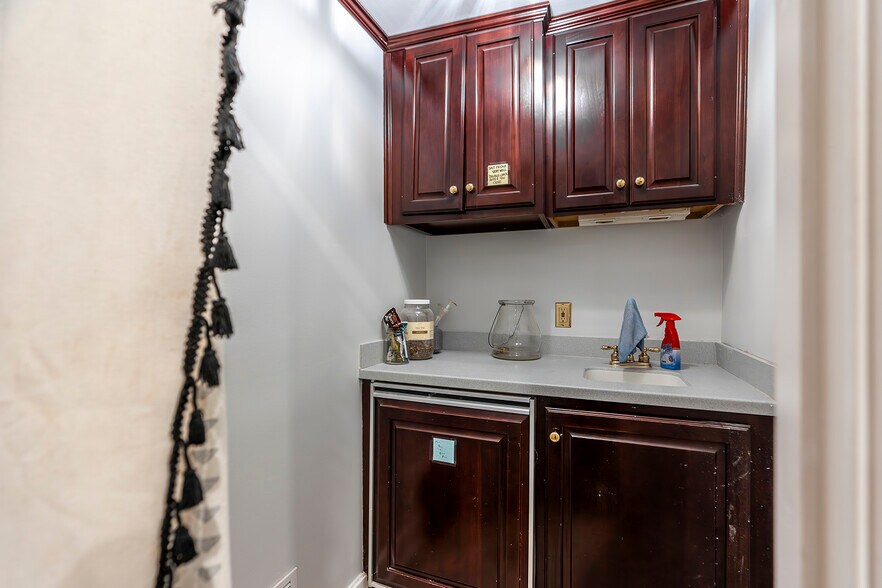 More Photos Of 302 W High St, Lexington Office Residential For Sale