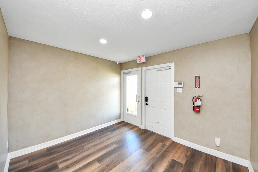 More Photos Of 2001 John St, Pasadena Office For Sale