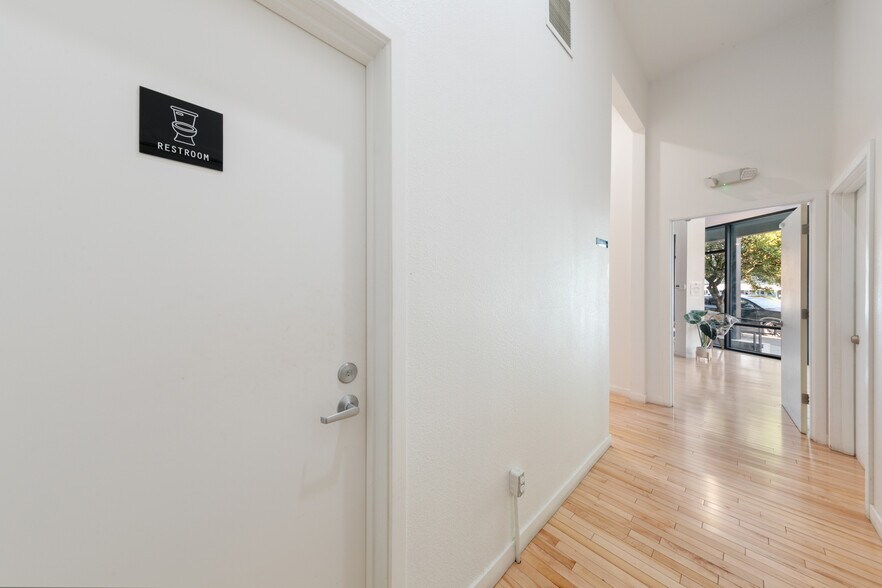 More Photos Of 5338 SE Foster Rd, Portland Storefront For Sale