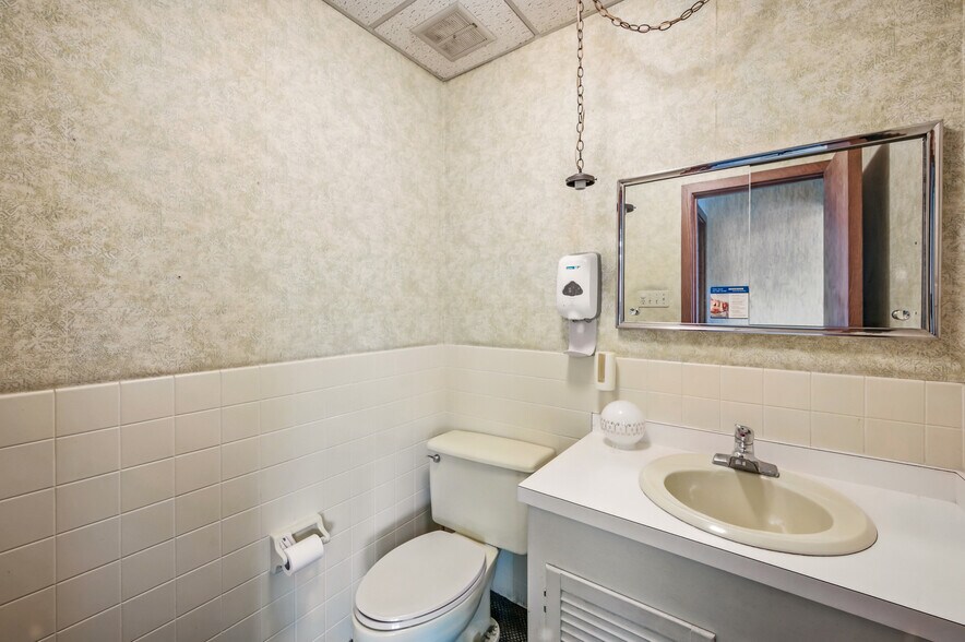 More Photos Of 2000 Green St, Farrell Medical For Sale