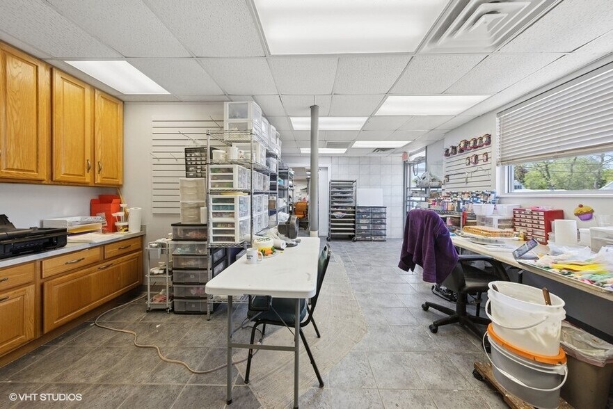 More Photos Of 800 W Broadway St, Bradley General Retail For Sale