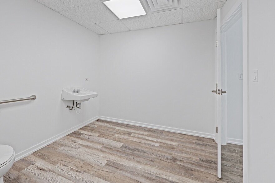 More Photos Of 1601-1613 E 53rd St, Chicago Storefront For Lease
