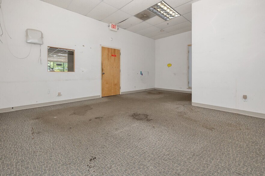 More Photos Of 27 N Middletown Rd, Nanuet Freestanding For Lease