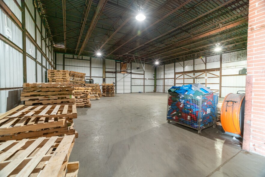 More Photos Of 125-127 Byassee Dr, Hazelwood Warehouse For Lease