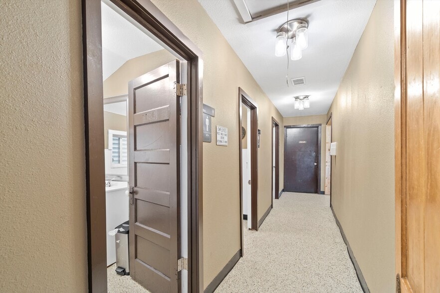 More Photos Of 110 W Bailey St, Ponder Restaurant For Sale