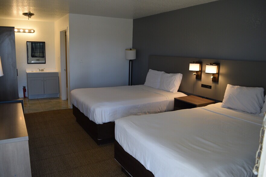 More Photos Of 229 S Interstate 35, Pearsall Hotel For Sale