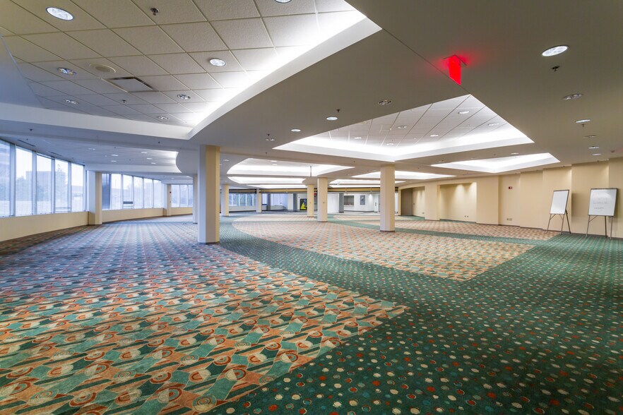 More Photos Of 4 Overlook Pt, Lincolnshire Office For Lease