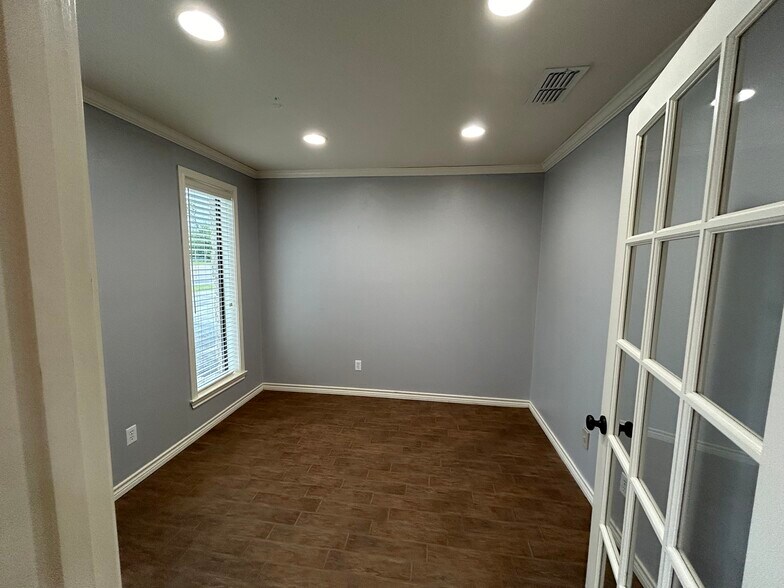 More Photos Of 5424 W Oak St, Palestine Showroom For Lease