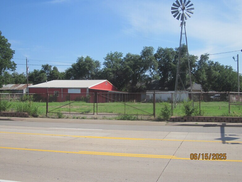 More Photos Of 300 F NE Ave, Childress Warehouse For Sale