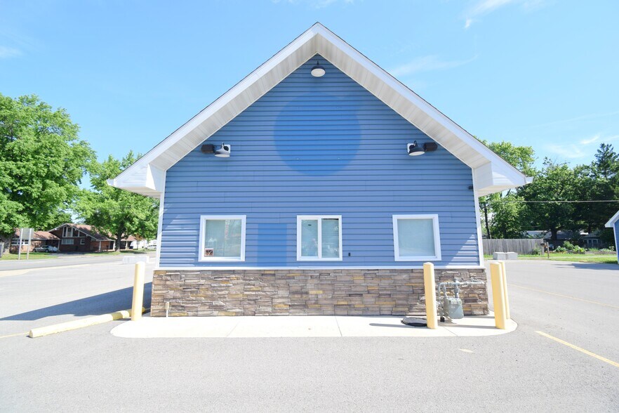 More Photos Of 102 N Park St, Sesser Restaurant For Sale
