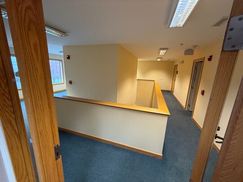 More Photos Of 127 Rockingham Rd, Windham Office For Lease