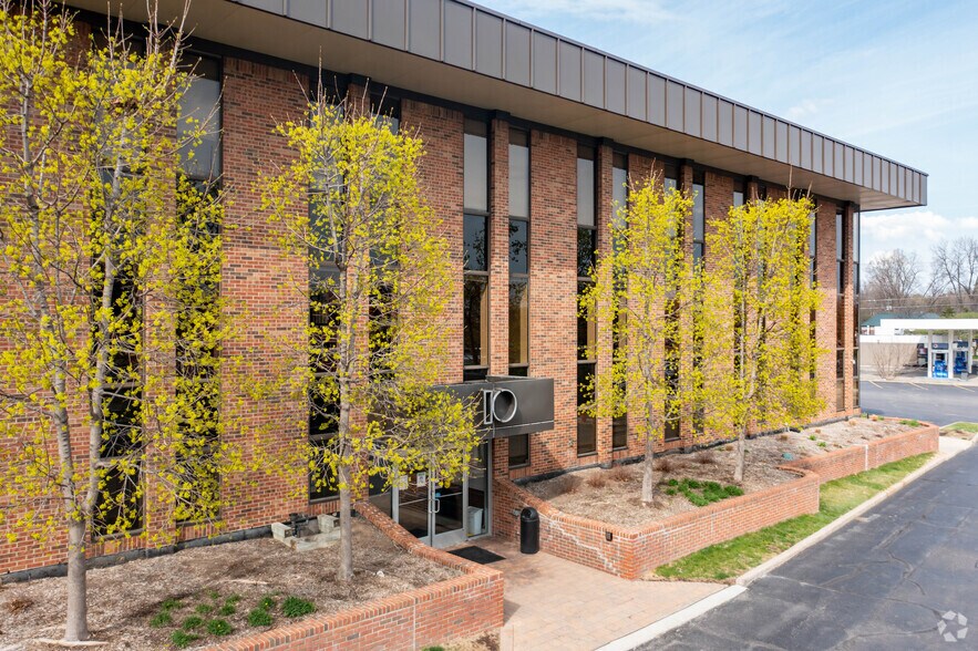 More Photos Of 10 W Square Lake Rd, Bloomfield Hills Medical For Lease