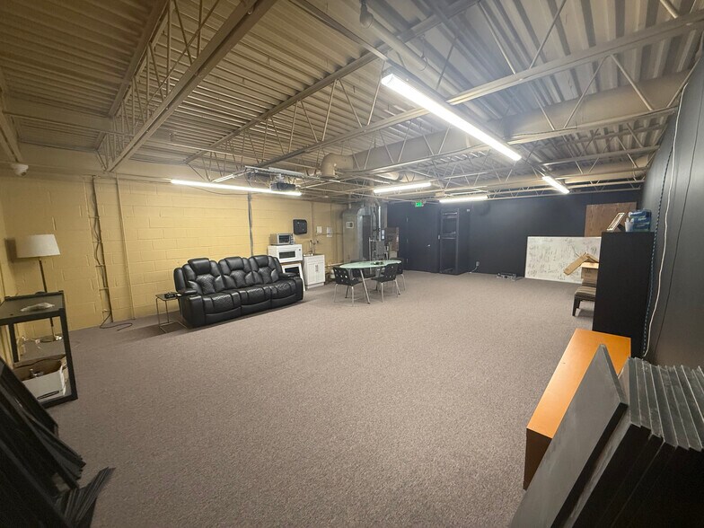 More Photos Of 141-161 Covington Dr, Bloomingdale Light Manufacturing For Lease