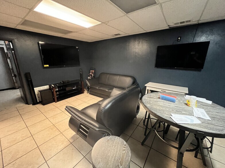 More Photos Of 1406 Forest Ln, Garland Storefront Retail Office For Lease