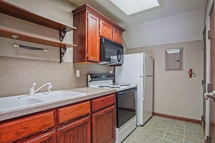 More Photos Of 2412 Palmer Cir, Norman Office For Sale