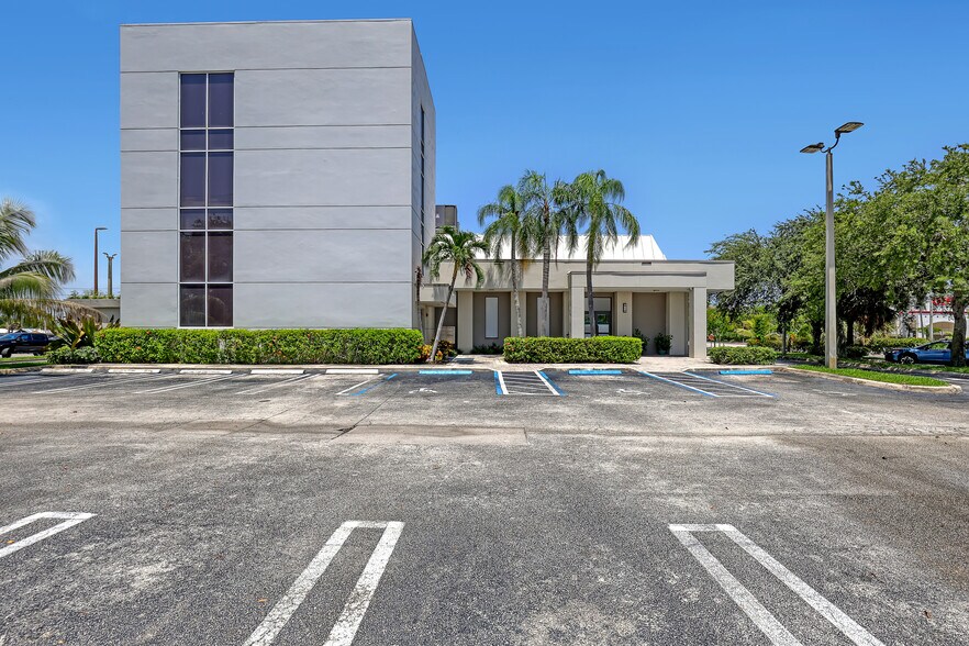 More Photos Of 2701 W Okeechobee Blvd, West Palm Beach Office For Sale