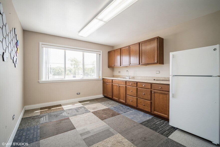 More Photos Of 8755 Trumbull Ave, Skokie Office For Lease