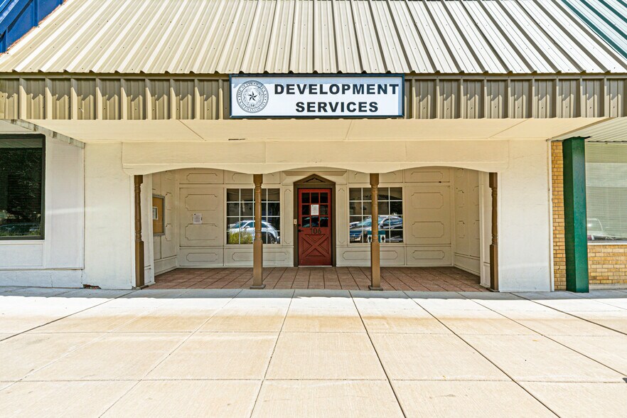 More Photos Of 106 W Grove St, Kaufman Freestanding For Lease