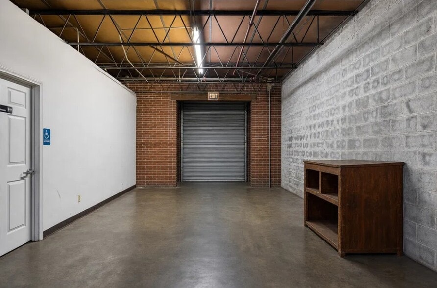More Photos Of 222 King St S, Calhoun Warehouse For Sale