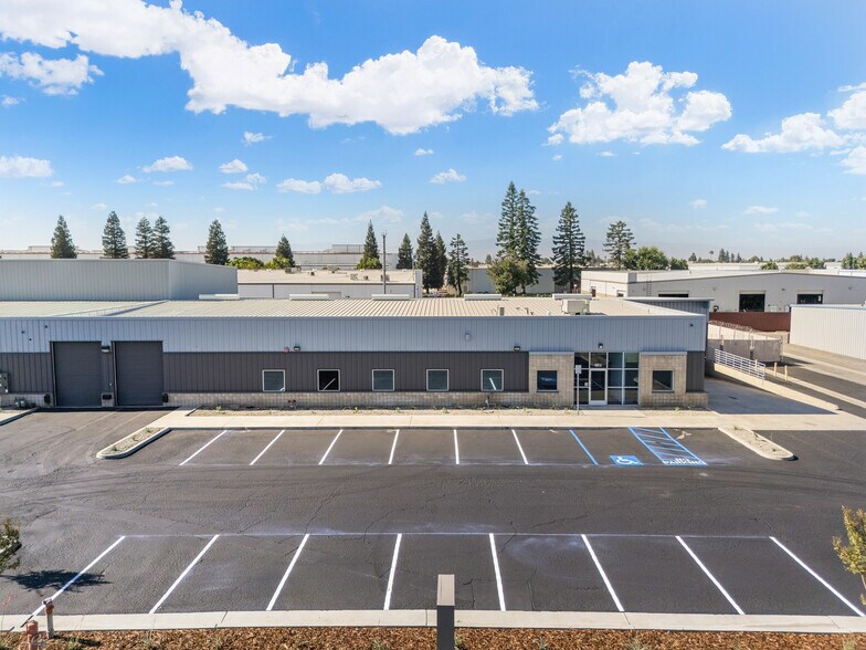 More Photos Of 6801 McDivitt Dr, Bakersfield Warehouse For Lease