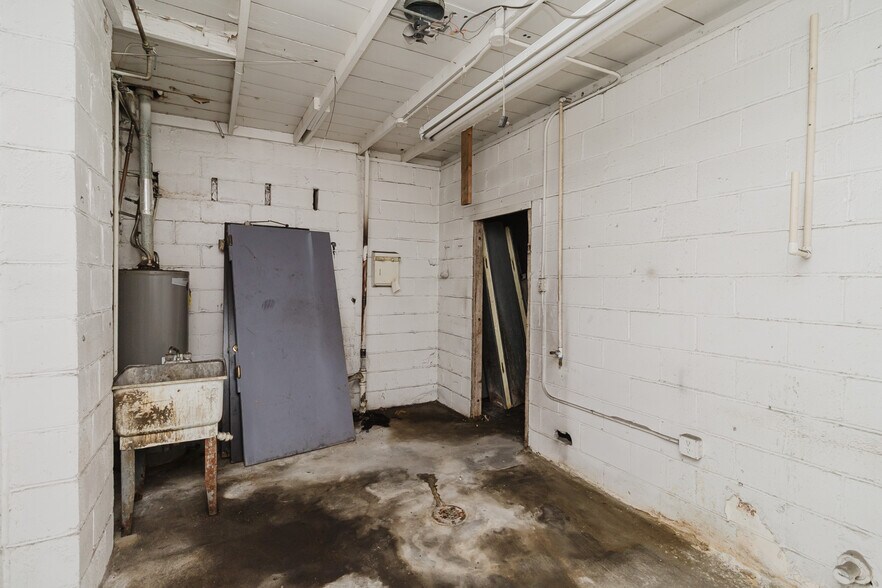 More Photos Of 470 N Seneca St, Wichita Warehouse For Sale