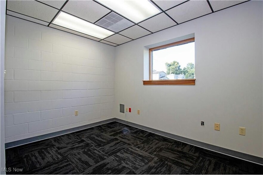 More Photos Of 390 E Wood St, Shreve Flex For Sale