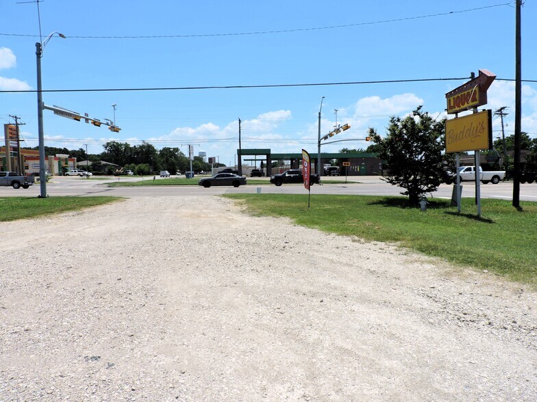 More Photos Of 2324 W Main St, Gun Barrel City General Retail For Sale