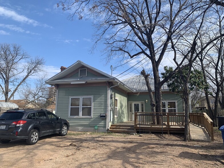 1016 N Flores St  