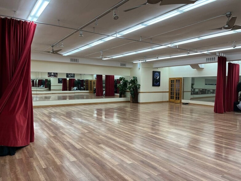 More Photos Of 75-79 E Jericho Tpke, Mineola Storefront Retail Office For Lease