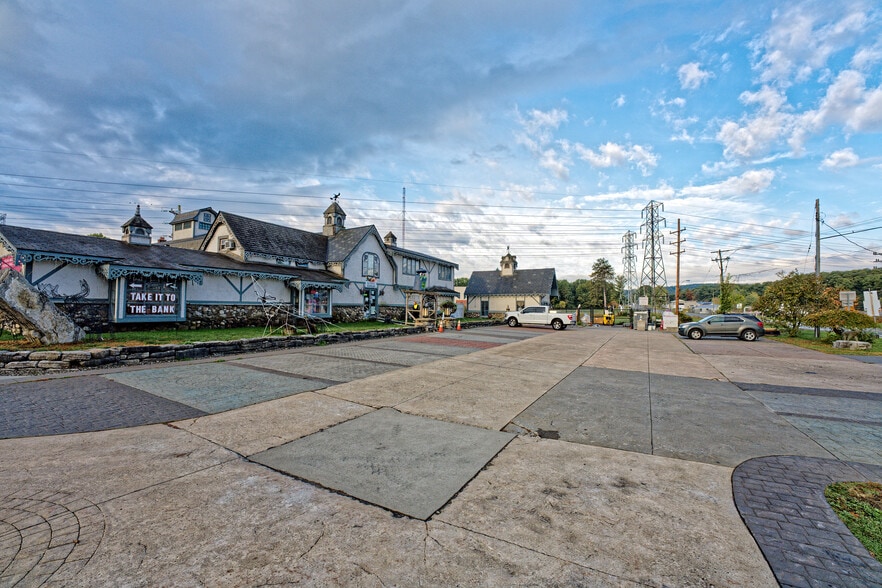 More Photos Of 671 Mariaville Rd, Schenectady Garden Center For Sale