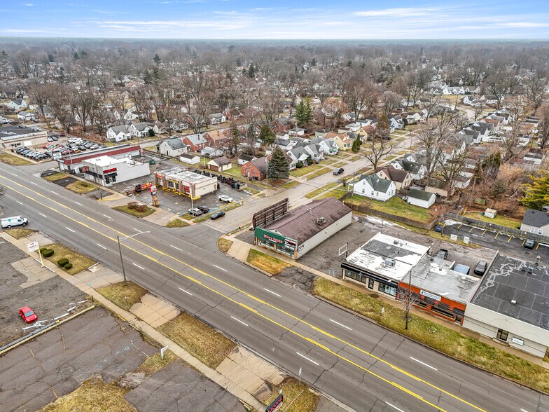 More Photos Of 26905 Plymouth Rd, Redford Township Freestanding For Lease