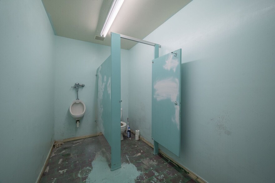 More Photos Of 841 Frances Ave, Neosho Flex For Sale