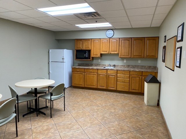 More Photos Of 955 E Diamond Ave, Evansville Manufacturing For Lease