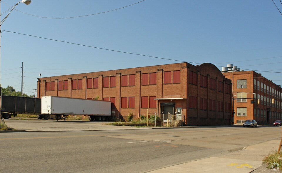 More Photos Of 1251 W Market St, Warren Manufacturing For Sale