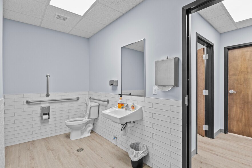 More Photos Of 160 Prosperous Pl, Lexington Medical For Sale