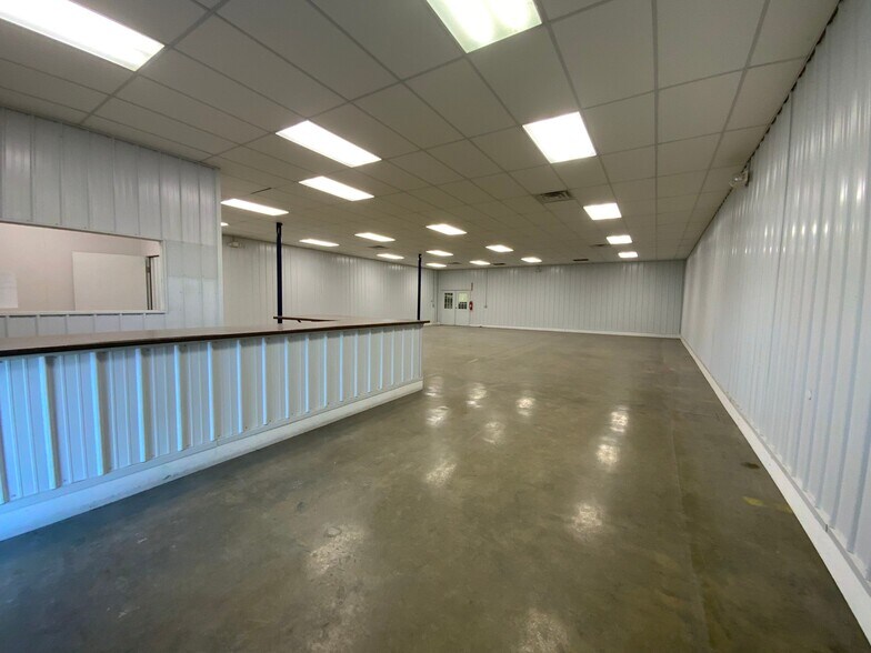 More Photos Of 315 S Sycamore St, Flora Warehouse For Lease