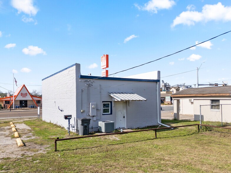More Photos Of 2015 Avenue F, Bay City Office For Lease