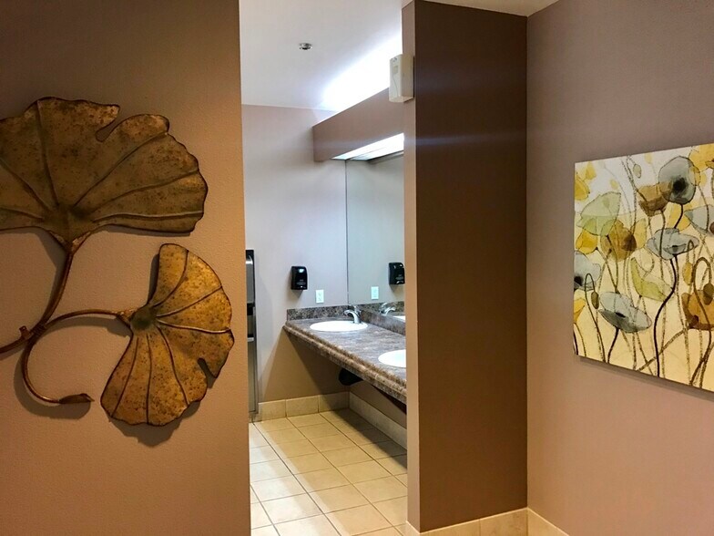 More Photos Of 5700 E Franklin Rd, Nampa Office For Lease