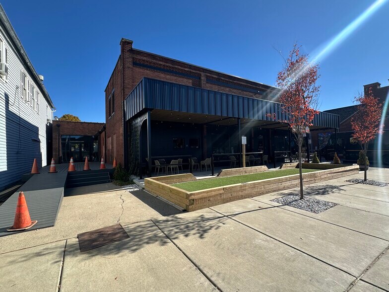 More Photos Of 154 S Main St, Zelienople Freestanding For Lease