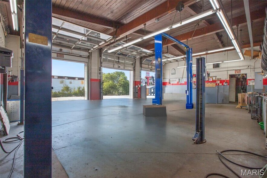 More Photos Of 6821 Morganford Rd, Saint Louis Auto Repair For Sale