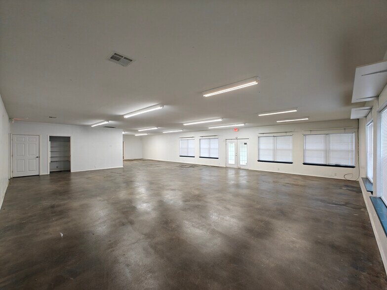 More Photos Of 430 N Brent Ln, West Siloam Springs General Retail For Lease