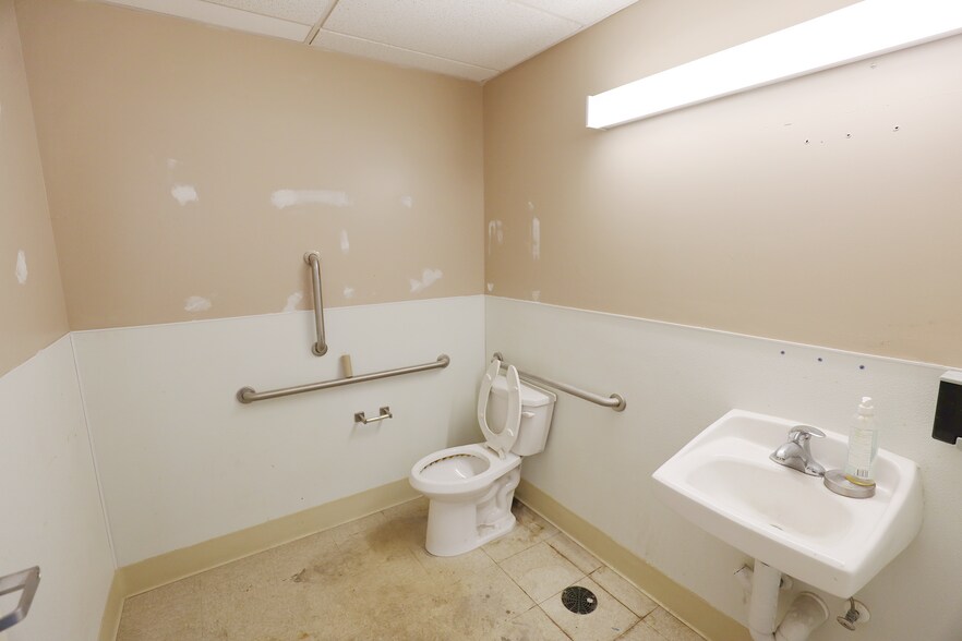 More Photos Of 6281 Som Center Rd, Solon General Retail For Lease