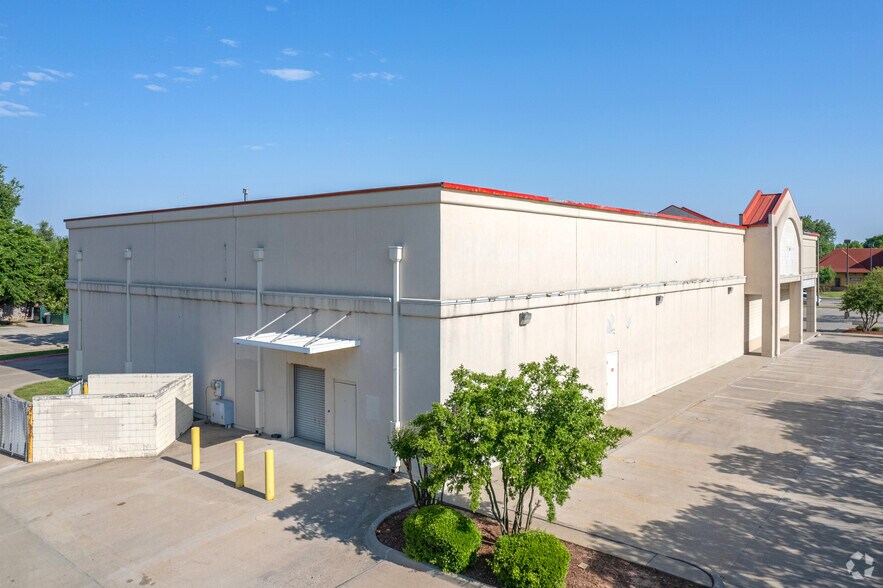 More Photos Of 700 W Main St, Norman Drugstore For Lease