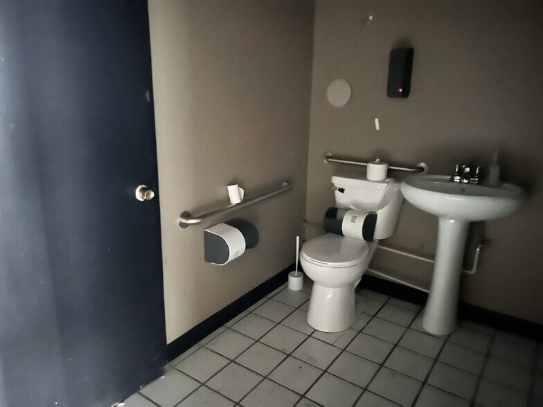 More Photos Of 1058-1068 Country Club Rd, Columbus General Retail For Sale